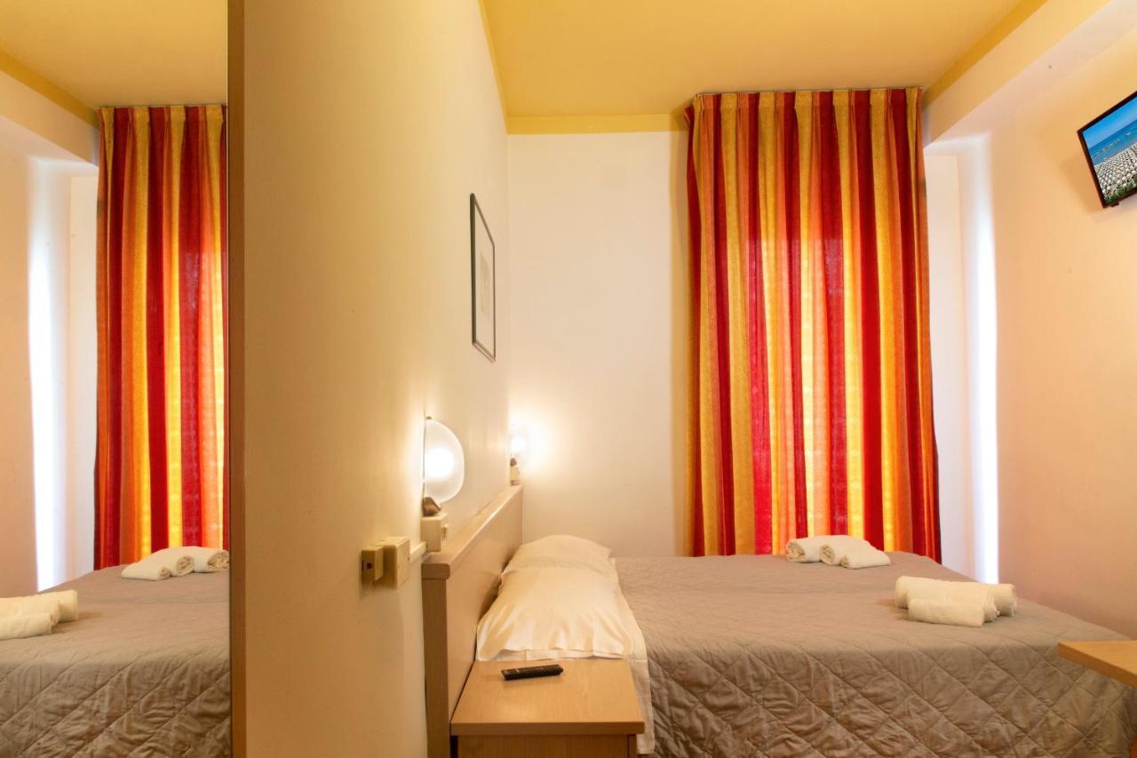 Hotel Salsedine " 5 Mt From The Beach ! " Rímini Exterior foto