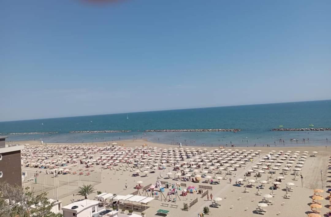 Hotel Salsedine " 5 Mt From The Beach ! " Rímini Exterior foto