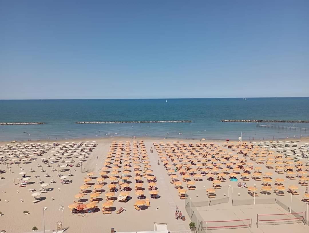 Hotel Salsedine " 5 Mt From The Beach ! " Rímini Exterior foto