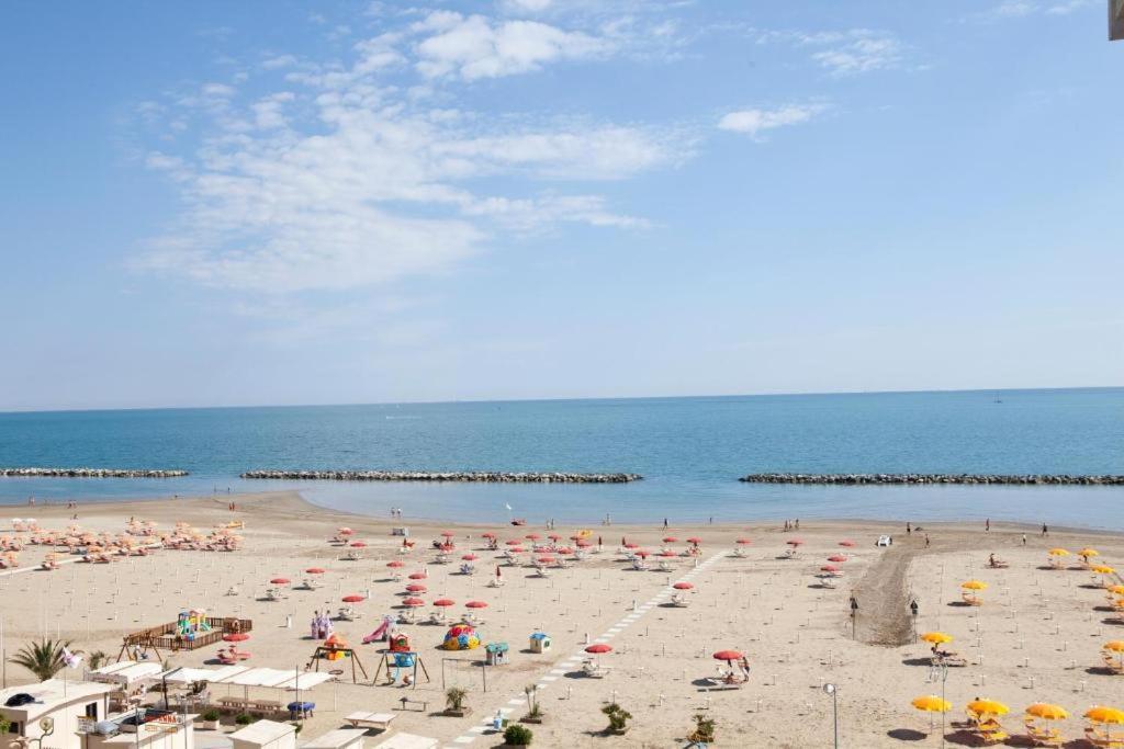 Hotel Salsedine " 5 Mt From The Beach ! " Rímini Exterior foto