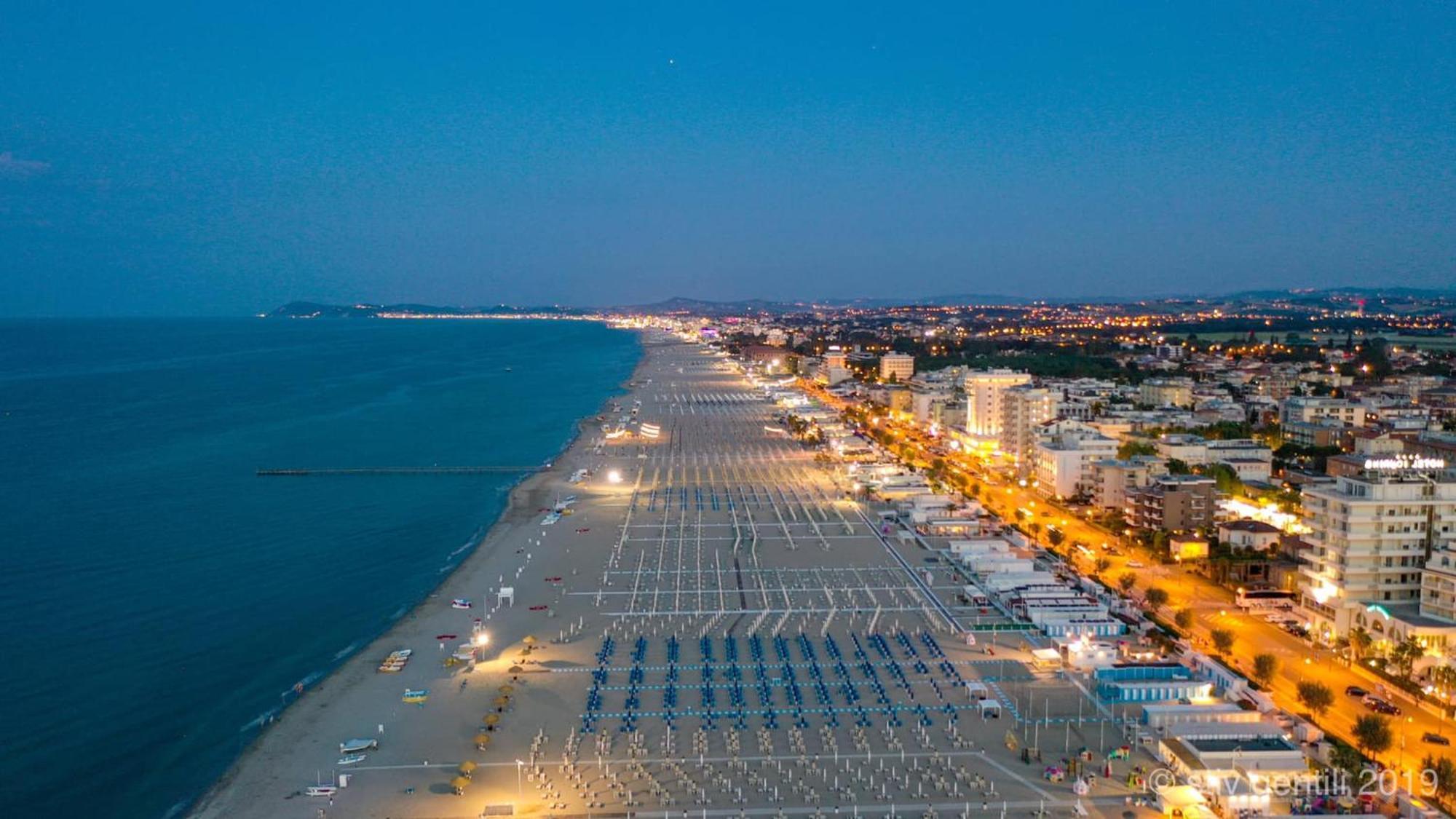 Hotel Salsedine " 5 Mt From The Beach ! " Rímini Exterior foto