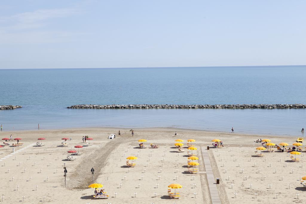 Hotel Salsedine " 5 Mt From The Beach ! " Rímini Exterior foto
