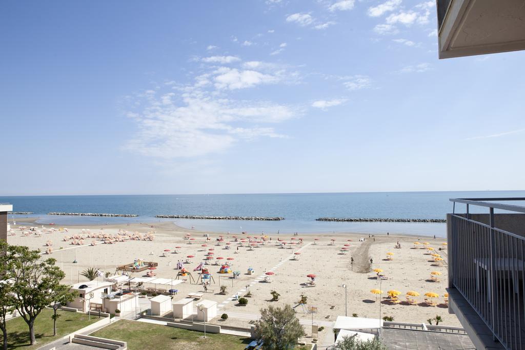 Hotel Salsedine " 5 Mt From The Beach ! " Rímini Exterior foto